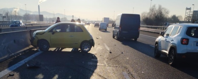 Scontro tra tre auto in tangenziale sud