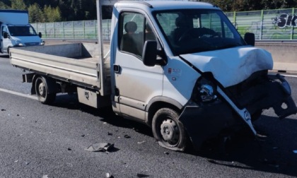 Incidente in tangenziale sud: scontro tra quattro veicoli, due feriti