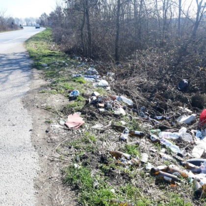 Cresce sempre di più la maxi discarica abusiva lungo la provinciale tra Stupinigi e Candiolo