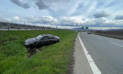 Auto percorre il raccordo per Falchera ed esce fuori strada