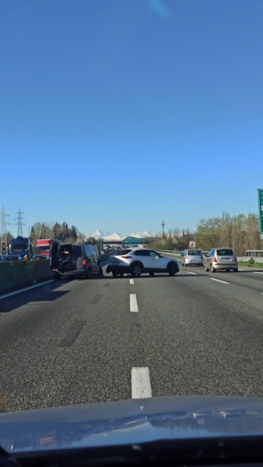 Scontro tra due auto in tangenziale a Collegno