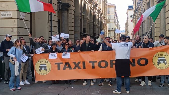 Protesta dei taxisti contro l’abusivismo nel centro città