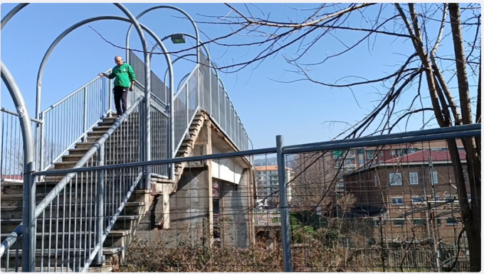 Moncalieri, la passerella pedonale tra via Robaldo e via Gramsci cade a pezzi