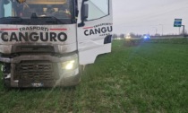 Autoarticolato percorre la tangenziale a Nichelino ed esce fuori strada