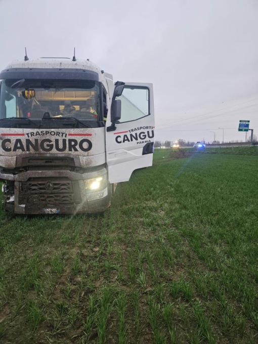 Autoarticolato percorre la tangenziale a Nichelino ed esce fuori strada