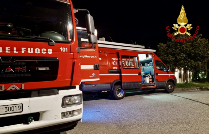 Paura a Beinasco, a fuoco un tetto di una palazzina di due piani