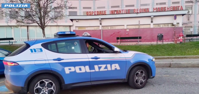 Dal Marocco a Torino in una busta della spesa, la polizia salva una neonata che doveva essere venduta