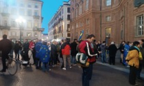 Solidarietà all'Ucraina, in centinaia in piazza Carignano con i cartelli "Siamo europei e siamo con gli ucraini"