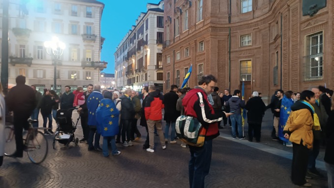 Solidarietà all’Ucraina, in centinaia in piazza Carignano con i cartelli “Siamo europei e siamo con gli ucraini”