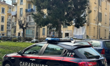 Omicidio in una palazzina in Barriera di Milano, la vittima accoltellata in camera da letto