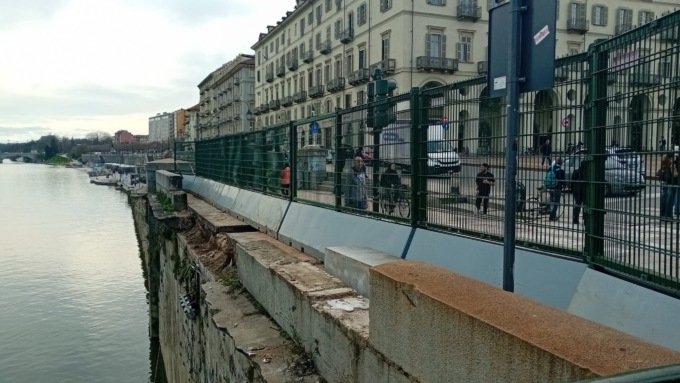 Torino il giorno dopo cura le sue ferite: oltre alla tragedia del bus, qualcuno nella notte ha lanciato un’altra bici sui Murazzi