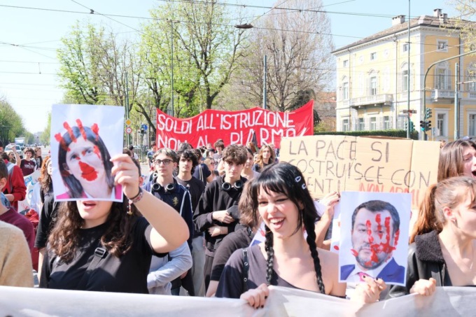 Studenti in protesta a Torino contro il riarmo europeo