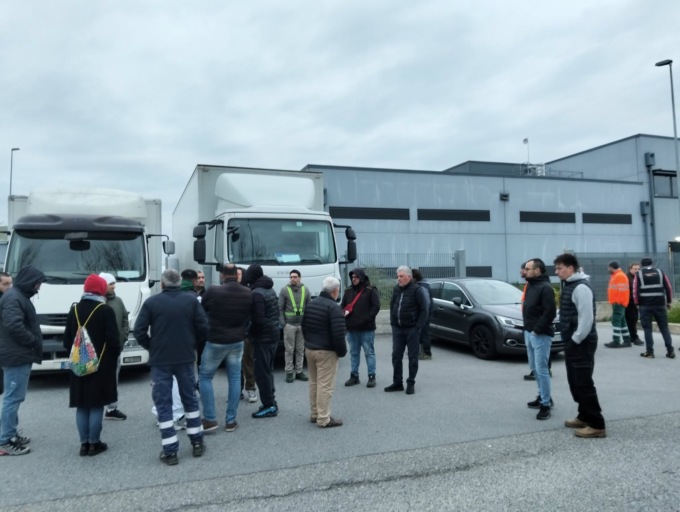 Sito Interporto di Orbassano: un camion cerca di sfondare un picchetto di manifestanti