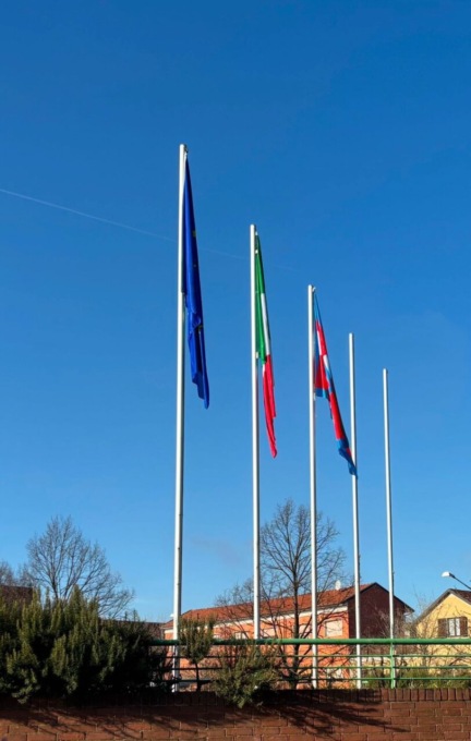 Trofarello, piazzale Europa: rubata da ignoti la bandiera italiana