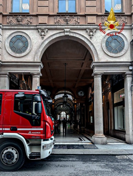 Incendio nella galleria San Federico a Torino