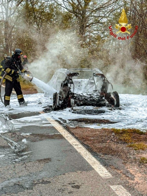 Auto elettrica divorata dal fuoco a Rivarossa
