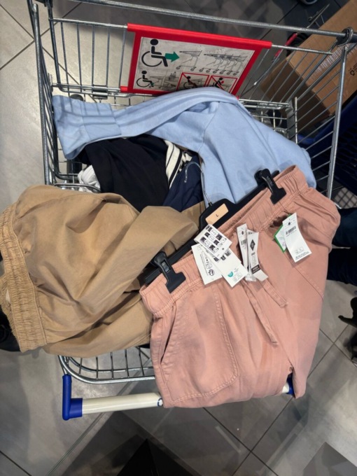 Entra nel supermercato Carrefour di Nichelino, prende 15 capi e toglie l’etichetta. Poi tenta la fuga ma viene bloccata