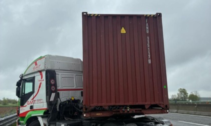 Camion perde il controllo e si chiude a "portafoglio" in autostrada a Trofarello