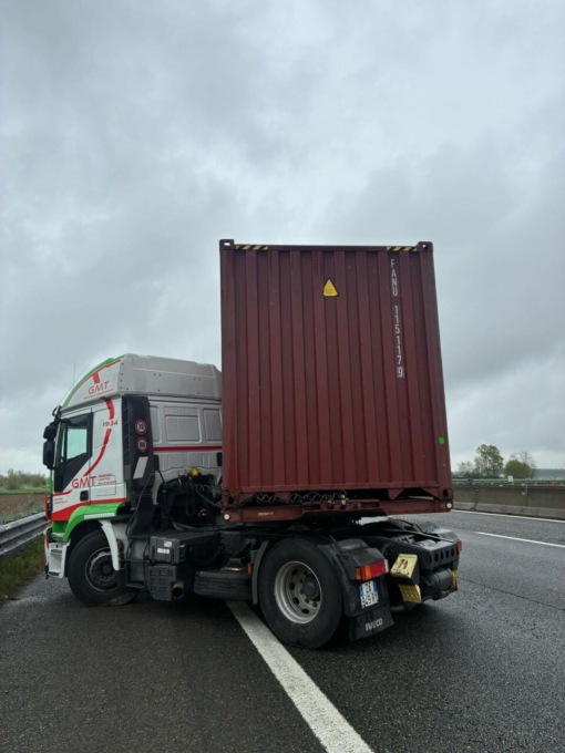 Camion perde il controllo e si chiude a “portafoglio” in autostrada a Trofarello