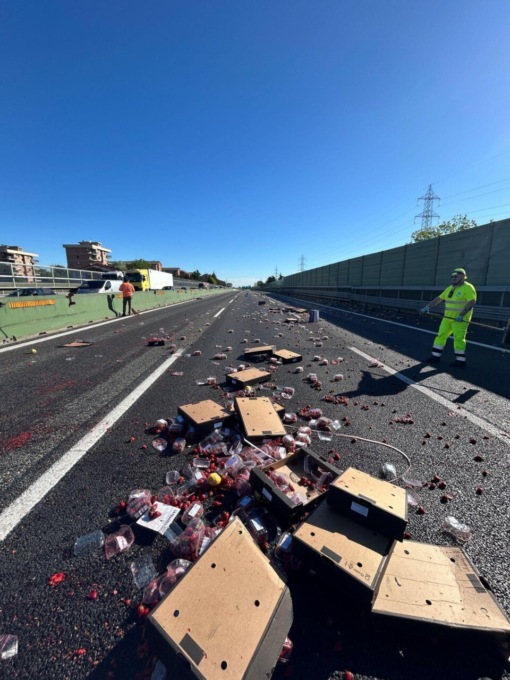 Camion perde frutta in tangenziale tra Collegno e Rivoli, disagi al traffico