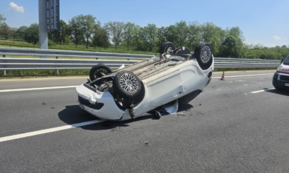 Incidente in A5 tra Scarmagno e Ivrea: auto ribaltata, un ferito in codice giallo