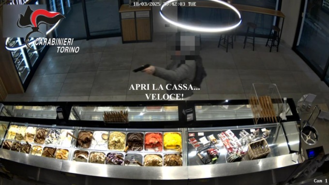 Rapinava esercizi commerciali in zona Mirafiori: arrestato