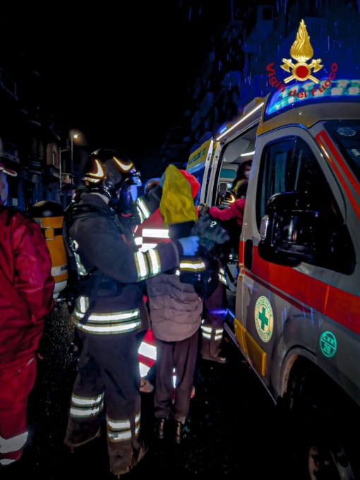 Incendio in un appartamento in via Palestrina, 4 feriti