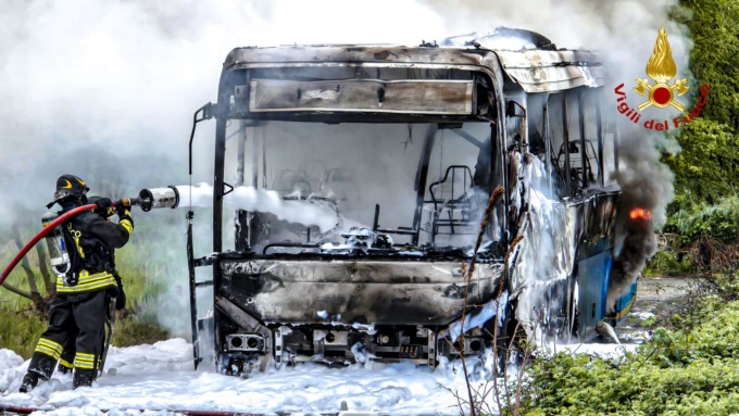 Bus del trasporto pubblico va a fuoco a Volpiano