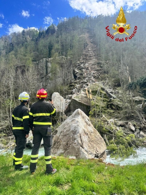 Frana a Chialamberto, intervento dei vigili del fuoco