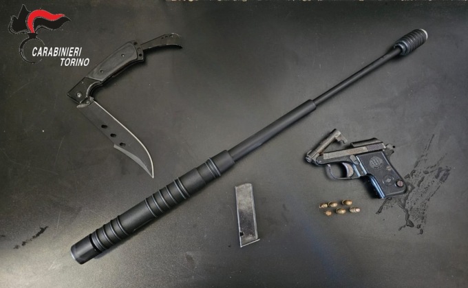 Controlli dei Carabinieri per il 25 aprile: detenevano armi abusivamente, a Torino arrestati quattro cittadini rumeni