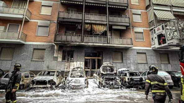 Auto prende fuoco ed esplode in via Sineo: 5 vetture coinvolte e un palazzo evacuato