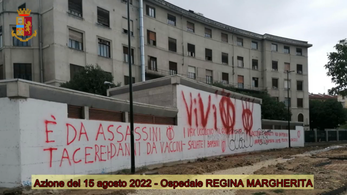 12 No Vax nei guai per scritte e danneggiamenti contro scuole, banche e ospedali