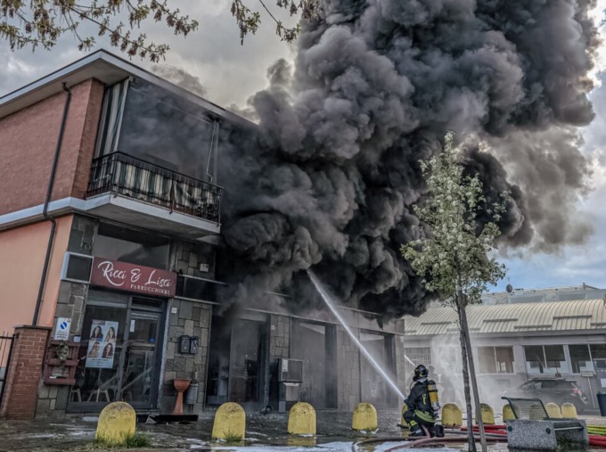 A fuoco un palazzo a Settimo Torinese, si indaga per capire l’origine del rogo