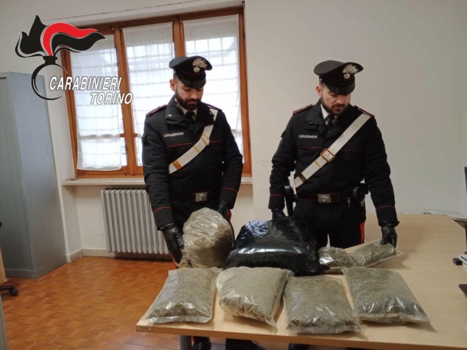 Sequestrati quasi 12 kg di droga, nei guai una decina di giovani tra i 20 e i 30 anni