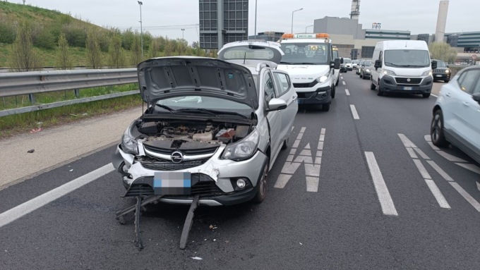 Incidente in tangenziale allo svincolo di Corso Regina, tre feriti