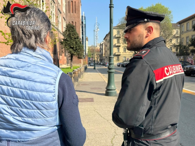 Borseggiano una 78enne con il pretesto delle indicazioni stradali