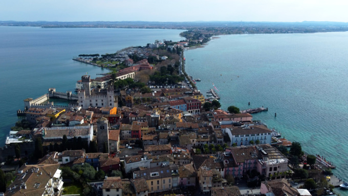 “Dentro e fuori dal Comune” ci porta a Sirmione, questa sera su Telecity