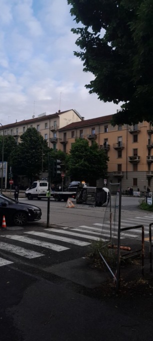 Scontro tra due auto in corso Maroncelli a Torino