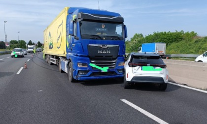 Scontro tra auto e un camion in tangenziale