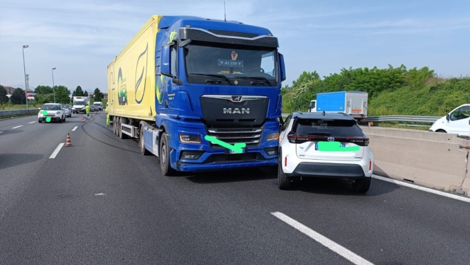 Scontro tra auto e un camion in tangenziale