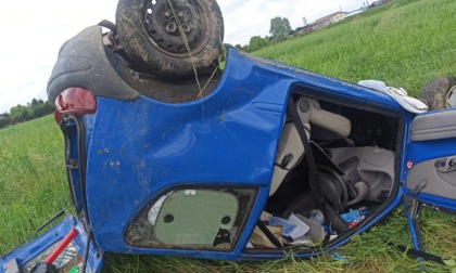 Nichelino: auto percorre la tangenziale, poi finisce in un campo e termina la corsa ribaltandosi