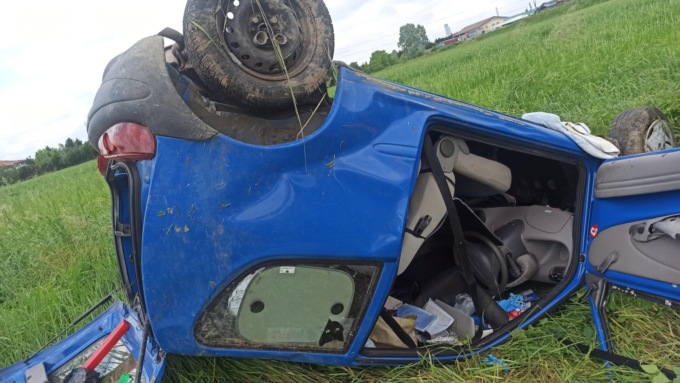 Nichelino: auto percorre la tangenziale, poi finisce in un campo e termina la corsa ribaltandosi