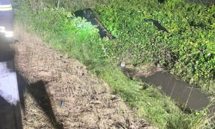 Auto si ribalta e finisce in una scarpata tra Caselle e Borgaro