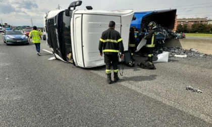 Autoarticolato capovolto in tangenziale sud a Nichelino