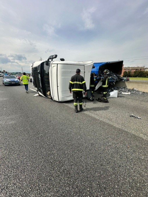 Autoarticolato capovolto in tangenziale sud a Nichelino