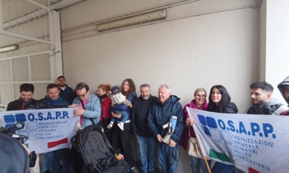 Torino, manifestazione davanti al carcere Ferrante Aporti dei lavoratori del corpo di polizia penitenziaria
