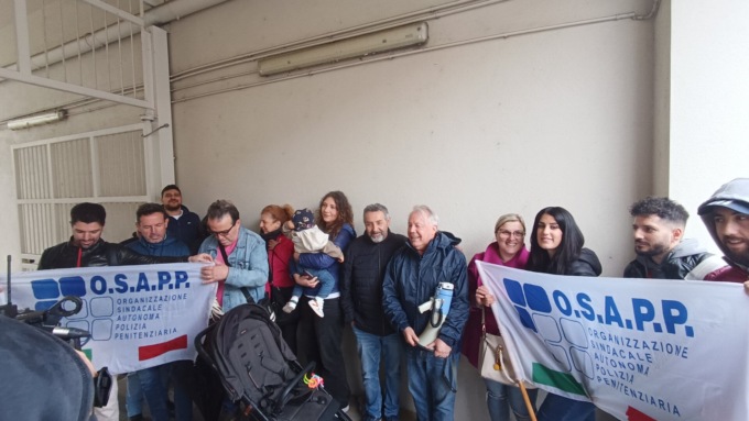 Torino, manifestazione davanti al carcere Ferrante Aporti dei lavoratori del corpo di polizia penitenziaria