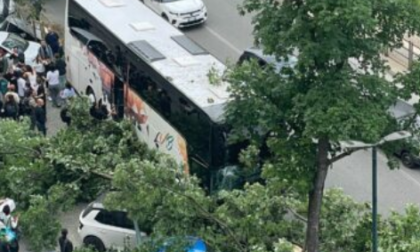 Bus contro due alberi tra corso San Maurizio e via Montebello a Torino