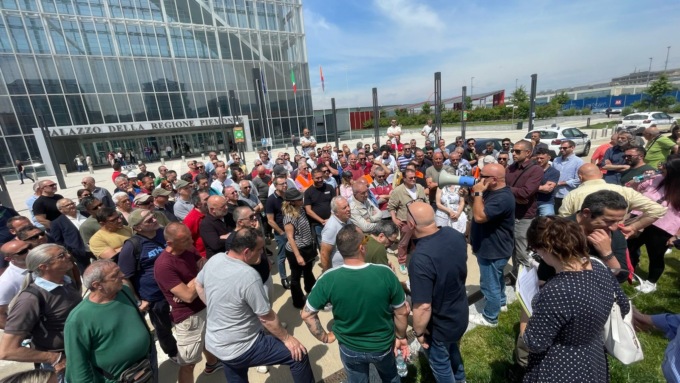 Protesta di taxisti davanti alla Regione contro gli ncc e le multinazionali