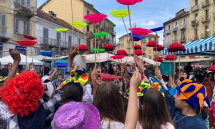 Parata e flash mob di 100 bambini delle scuole primarie tra i banchi del mercato di piazza Foroni